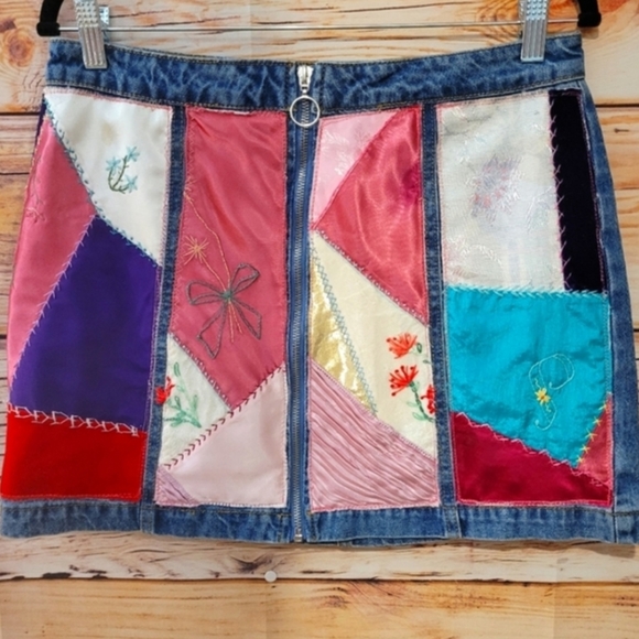 Upcycled☆Handmade Beautifully Embroidered Forever 21~Silk Patch Mini Skirt Sz 29 - Picture 13 of 13